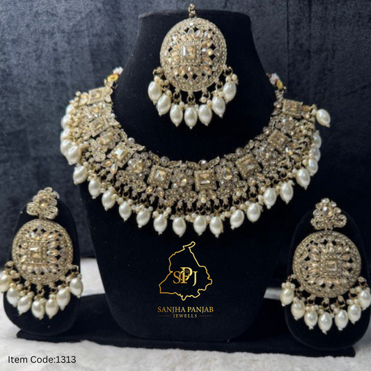 GOLDEN KUNDAN NECKLACE WITH EARRINGS TIKKA